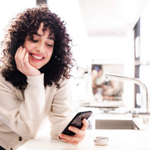 Frau mit Handy in der Hand